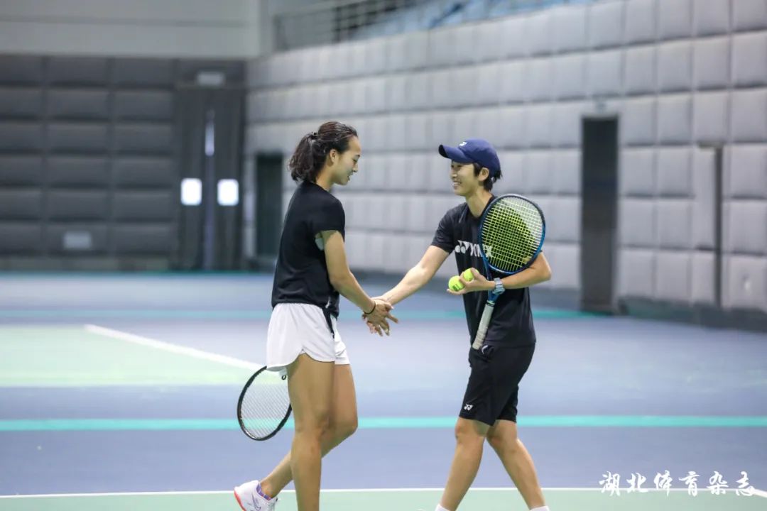 时而振臂高 时而振臂高